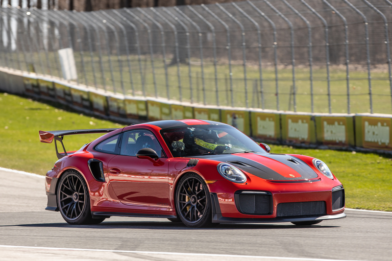 Illustration for article titled How the Extreme Porsche 911 GT3 RS Compares to the Even Faster Porsche 911 GT2 RS